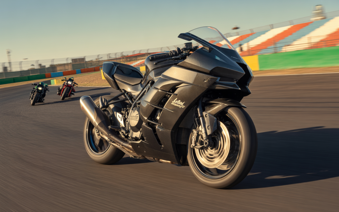 Moteur en pleine accélération sur circuit, avec une moto noire au premier plan, et deux motos en arrière-plan.