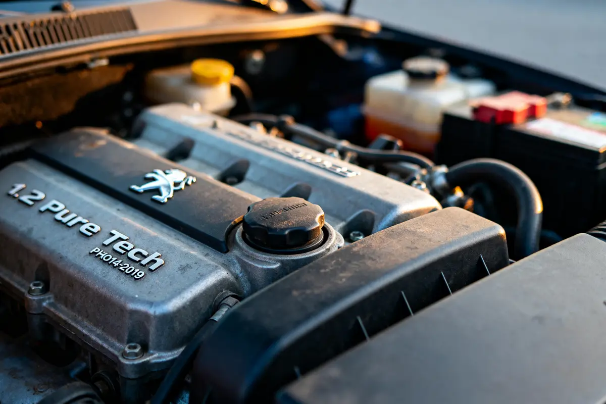Moteur de voiture Peugeot 1.2 Pure Tech en gros plan sous le capot.