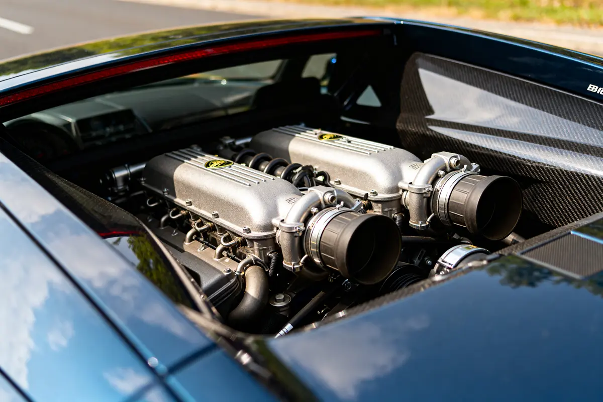 Moteur haute puissance visible dans la Bugatti EB 16.4 Veyron exposé en plein air