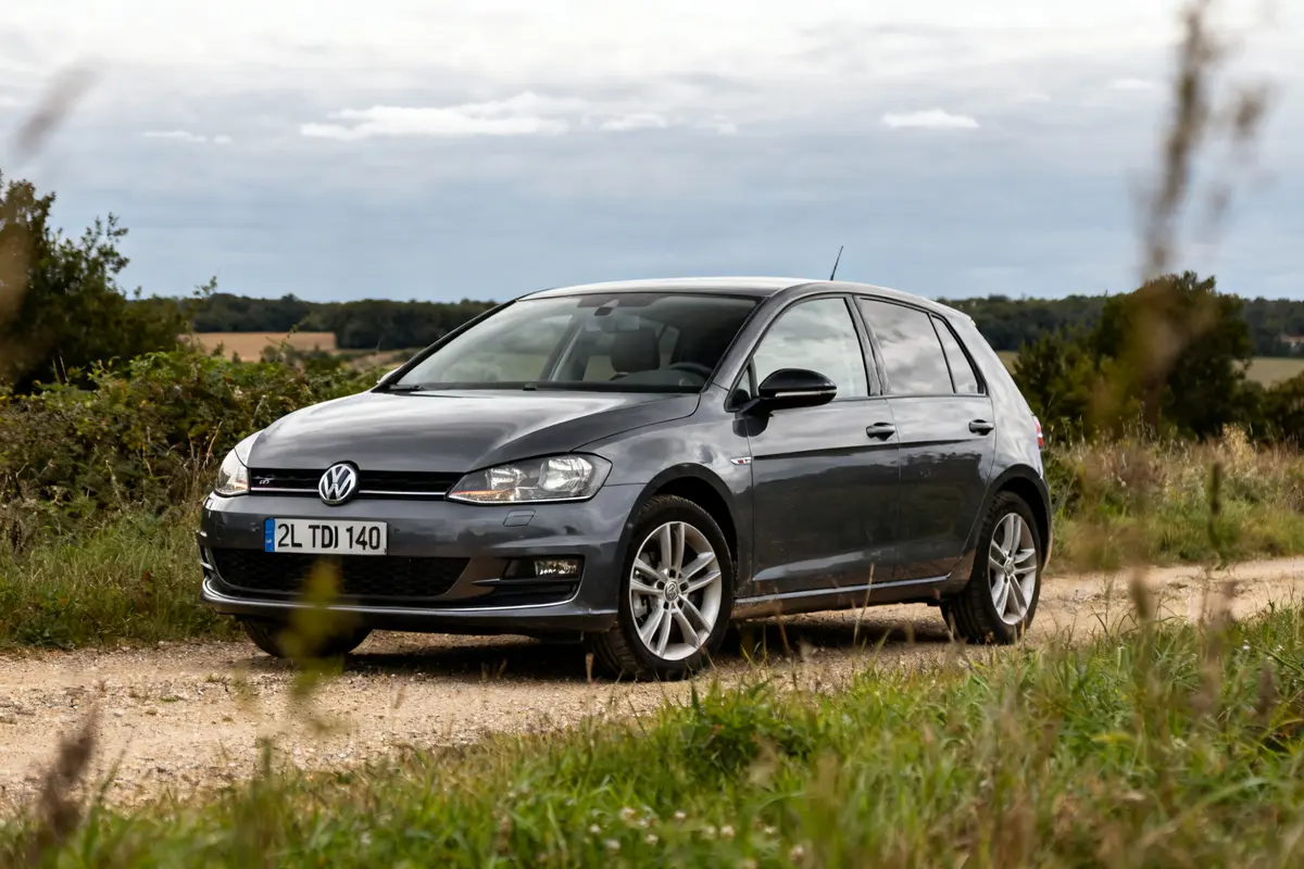Voiture Volkswagen sur chemin rural illustrant 2l tdi 140 fiabilité en nature verdoyante