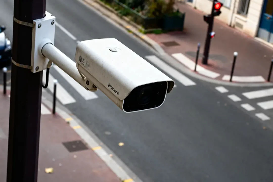 Caméra de surveillance au-dessus d'une intersection de feu rouge équipée de cameras feu rouge