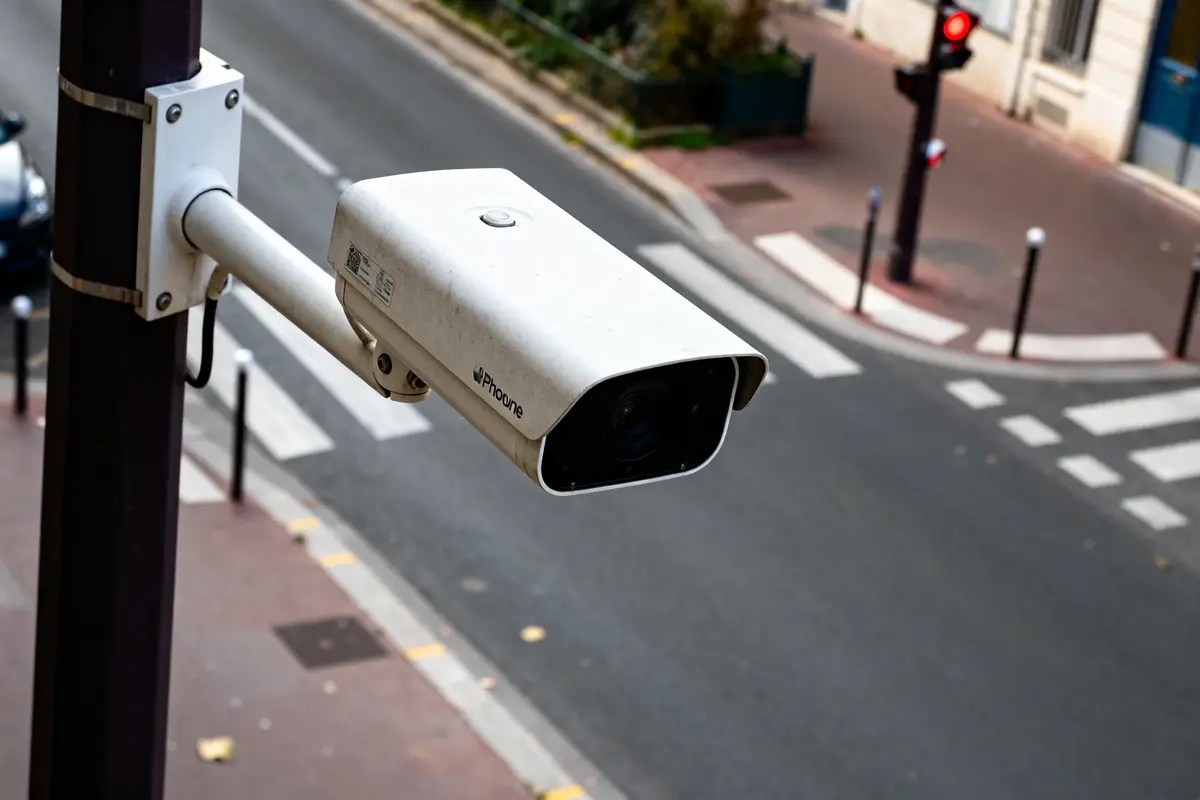 Caméra de surveillance au-dessus d'une intersection de feu rouge équipée de cameras feu rouge