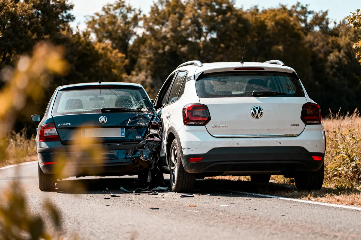 Deux voitures accidentées sur la route après que j'ai percuté une voiture par l'arrière