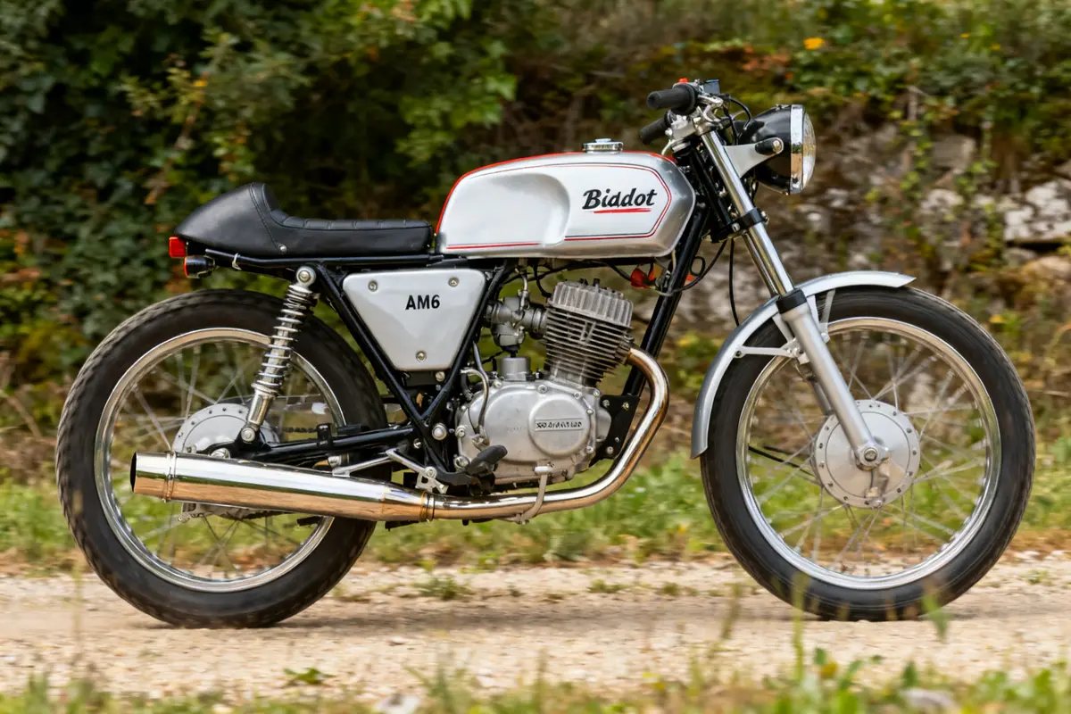 Moto de collection avec moteur exposant le kit 70 bidalot dans un cadre vintage élégant