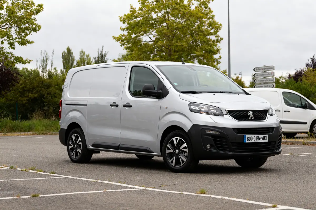 Fourgon Peugeot Expert 180cv boîte automatique sur parking entouré d'arbres avis utilisateurs