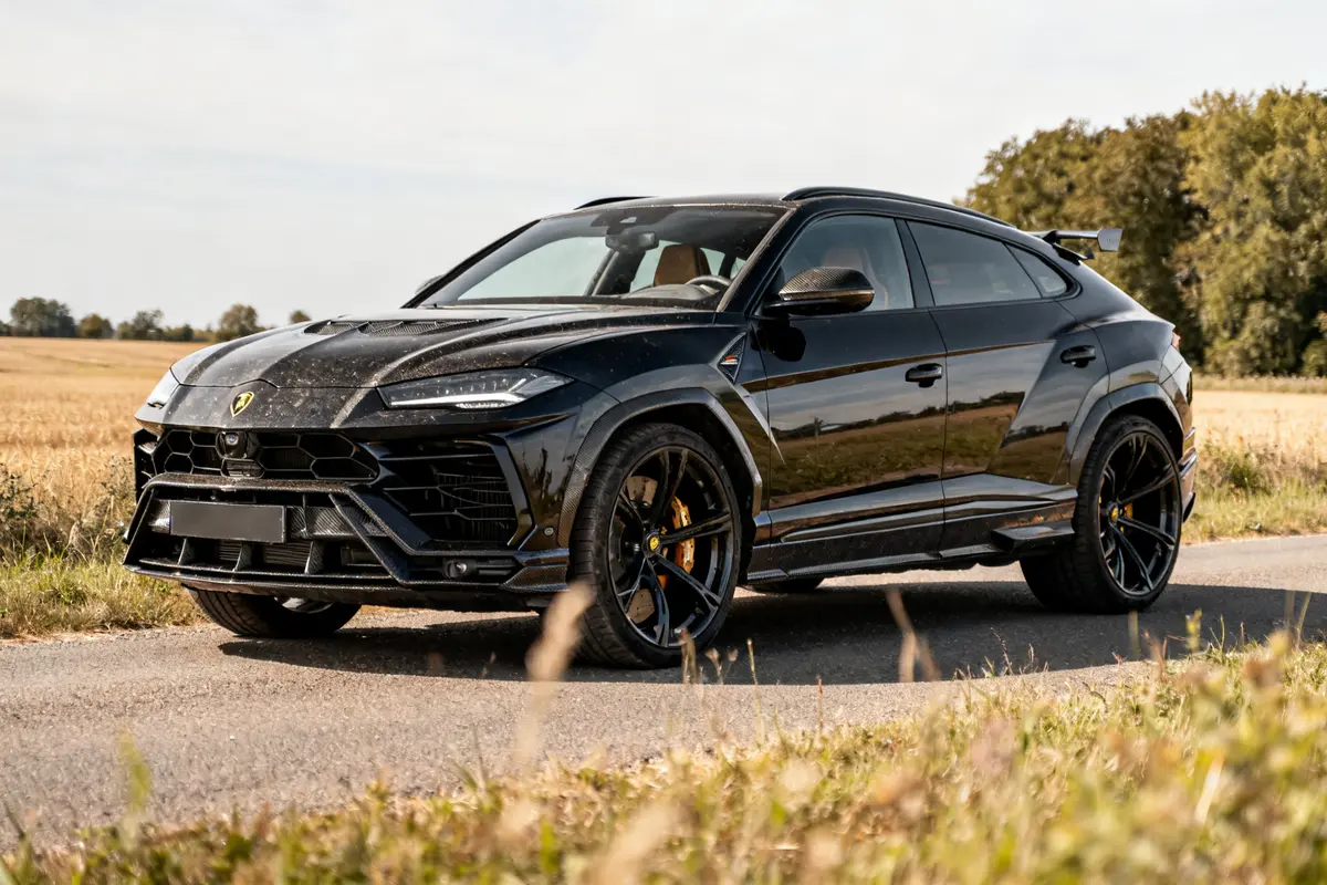 SUV Urus Mansory noir, design sport, champ vert, information sur urus mansory prix.