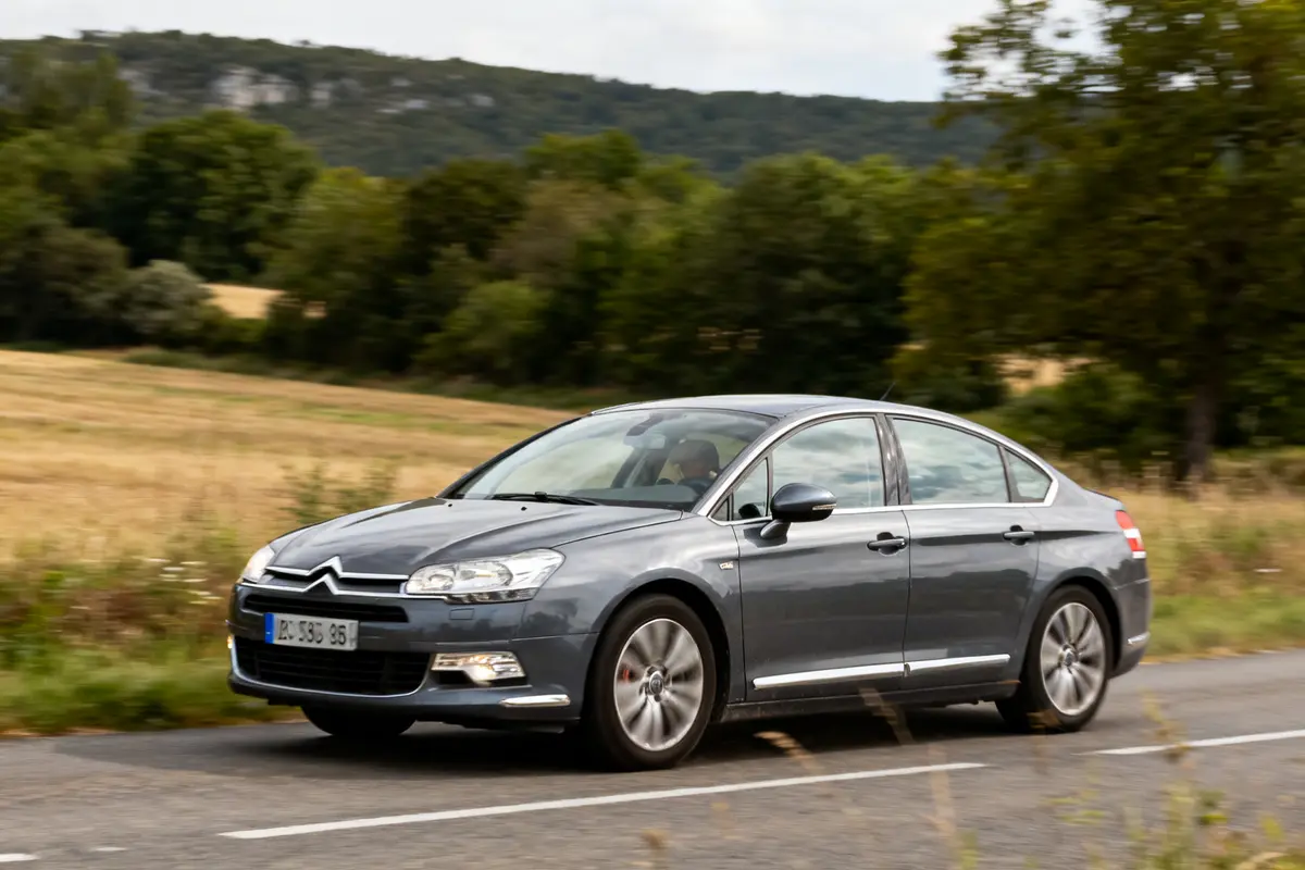 Voiture qui broute à l'accélération diesel sur route de campagne en mouvement rapide