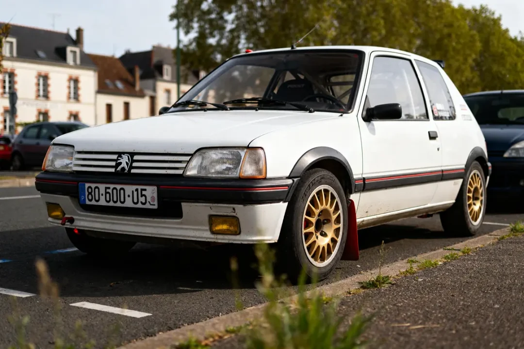 Voiture blanche 205 Rallye en vente d’occasion stationnée sur le côté d’une rue