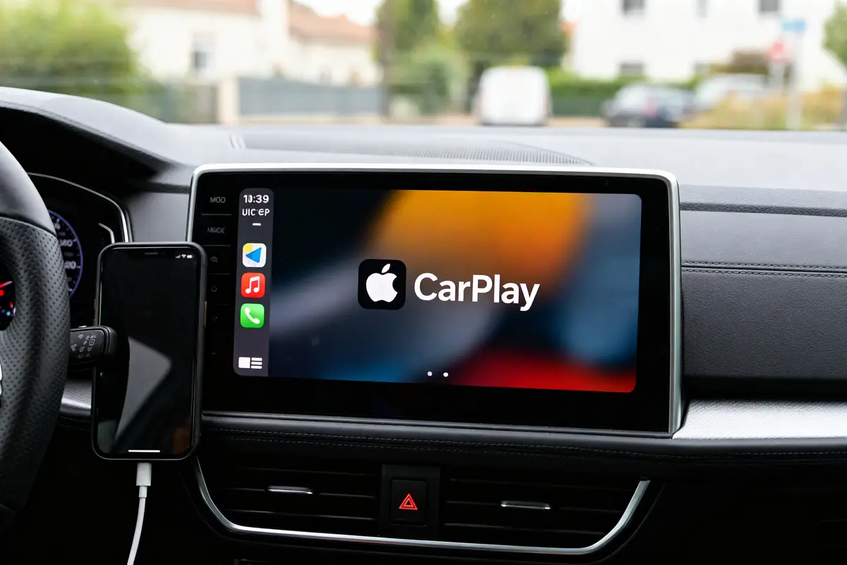 Interface CarPlay pour VW affichée sur l'écran de tableau de bord moderne