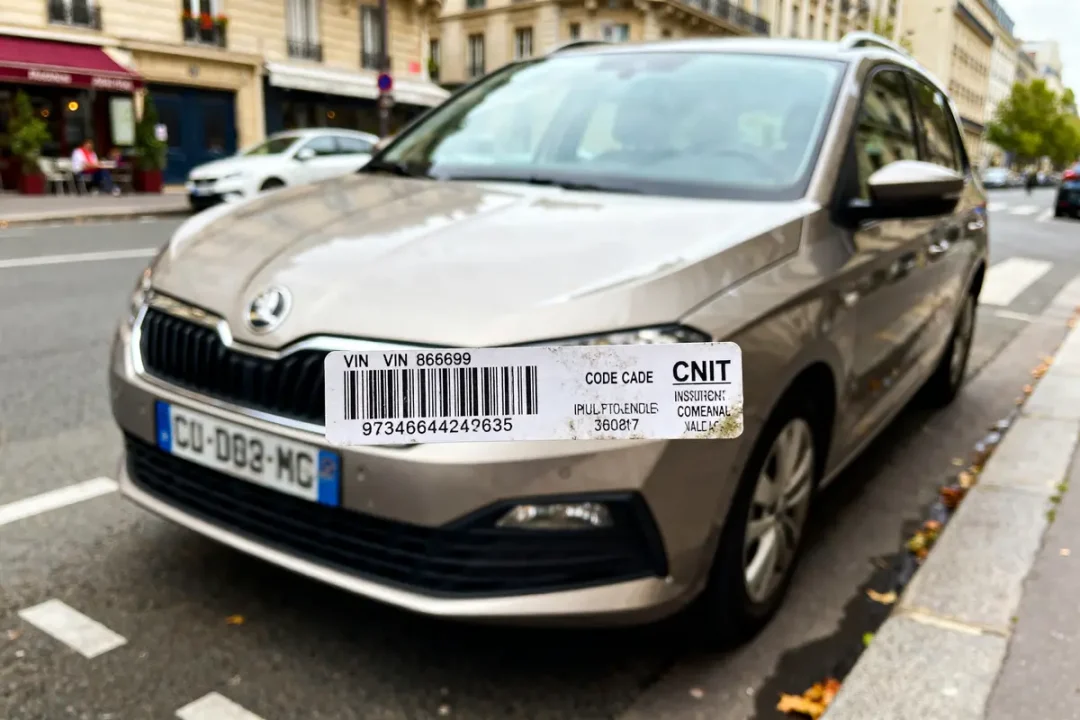 Voiture grise stationnée avec étiquette illustrant la finition de voiture avec le VIN visible