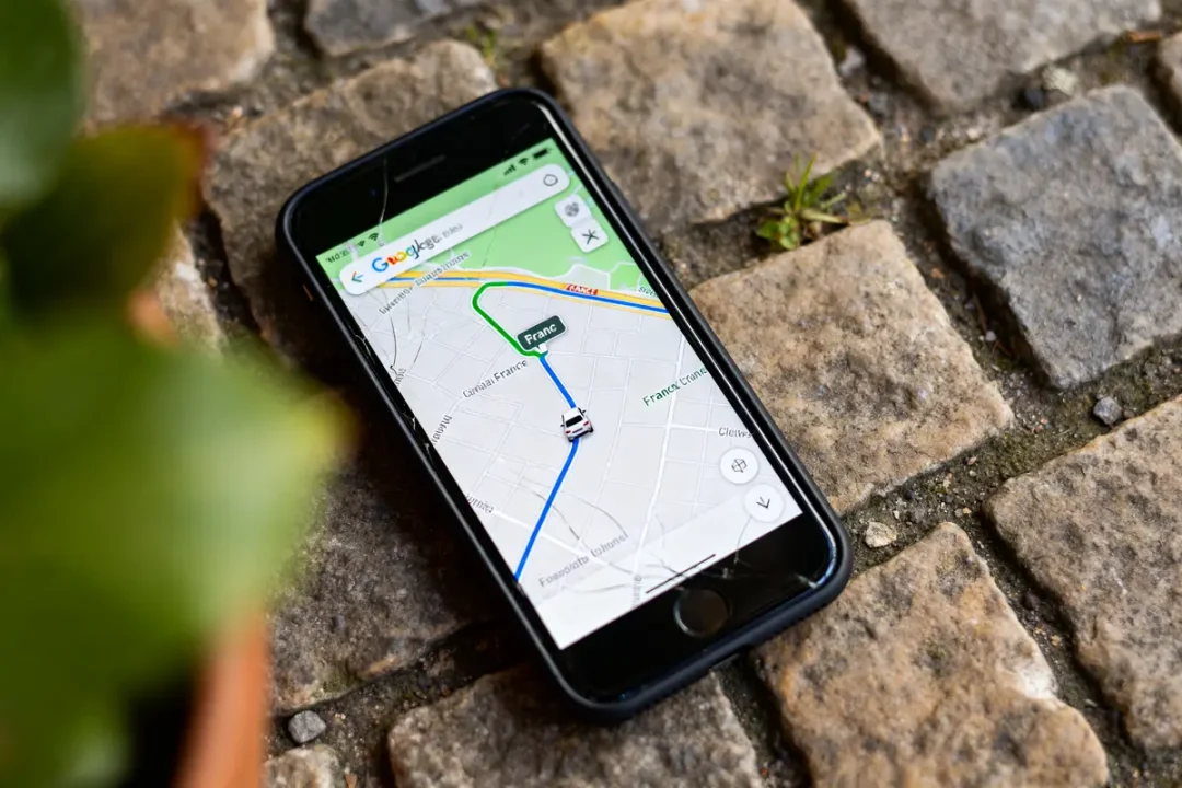 Smartphone montrant un itinéraire en voiture sur Google Maps sans passer par autoroute