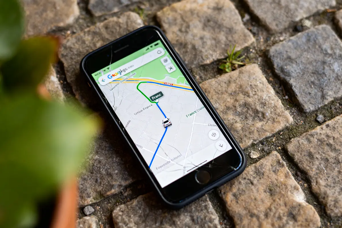 Smartphone montrant un itinéraire en voiture sur Google Maps sans passer par autoroute