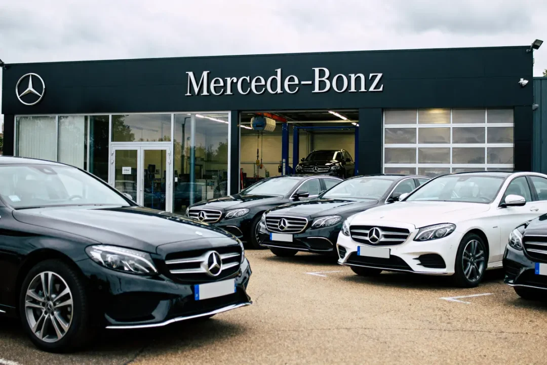Concession de voitures Mercedes à Chambray-lès-Tours avec modèles exposés sur le parking