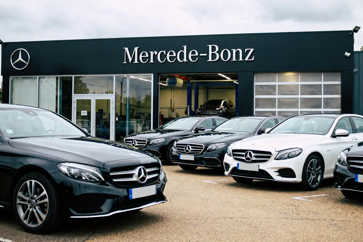 Concession de voitures Mercedes à Chambray-lès-Tours avec modèles exposés sur le parking