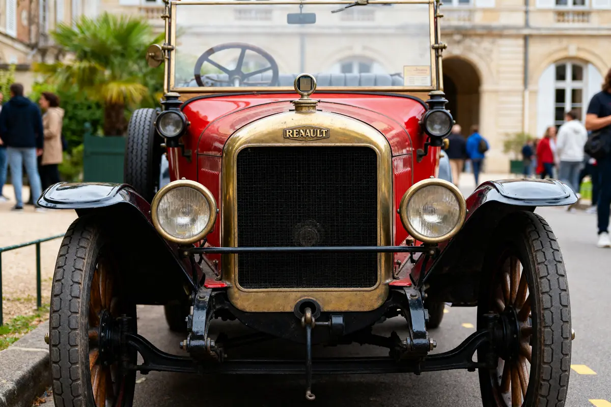 Voiture ancienne rouge antique vue de face, modèle Renault Type AX emblématique.