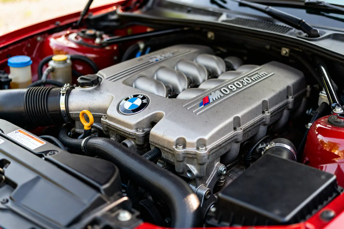Vue rapprochée du moteur S65 dans le compartiment moteur d'une BMW rouge