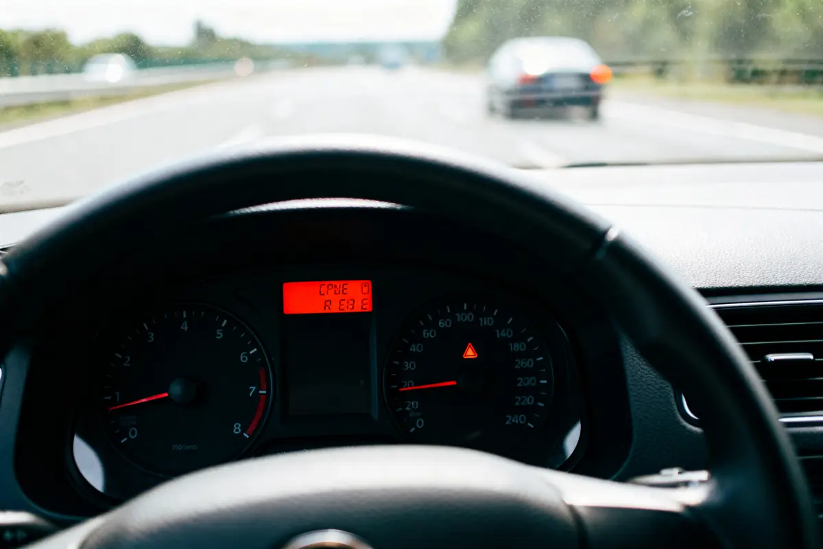 Vue d’un tableau de bord de voiture sur autoroute avec indicateur de niveau d’urée