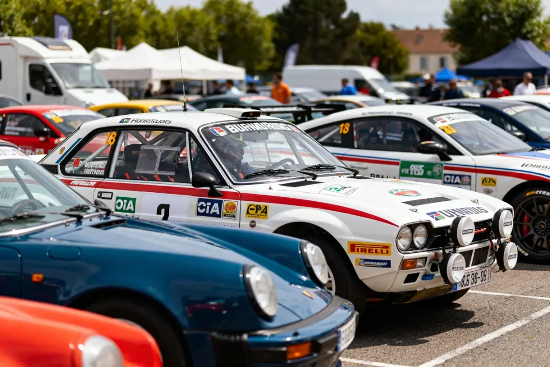 Voitures de rallye alignées pour compétition; voiture de rallye à vendre en premier plan