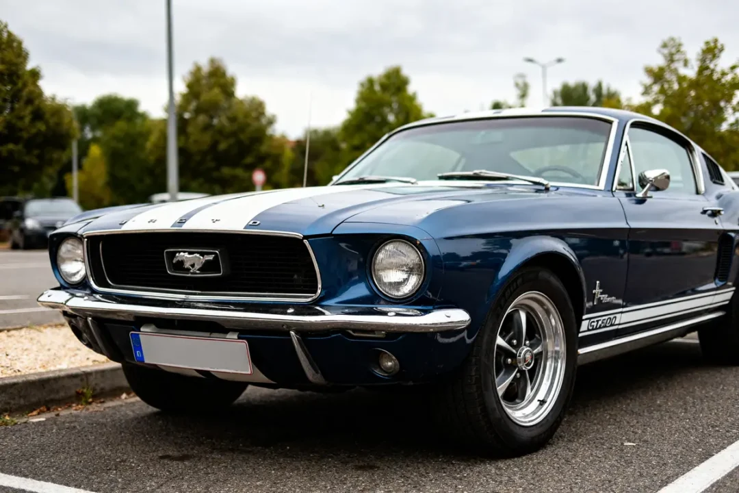 Voiture classique bleu sur stationnement : Ford Mustang GT500 de 1967.