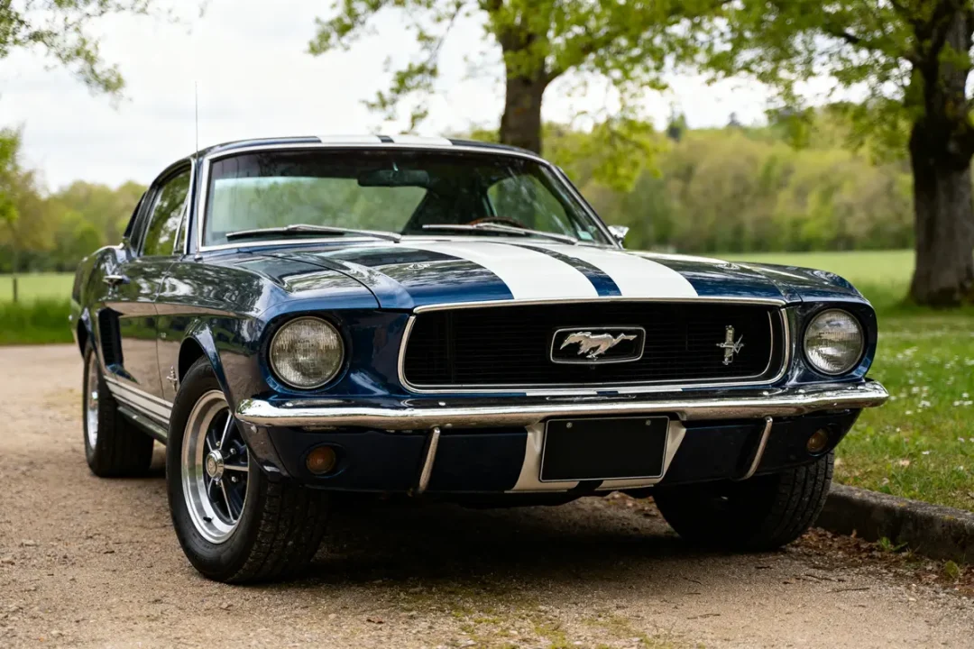 Voiture classique bleue Ford Shelby de 1967 garée dans un parc verdoyant
