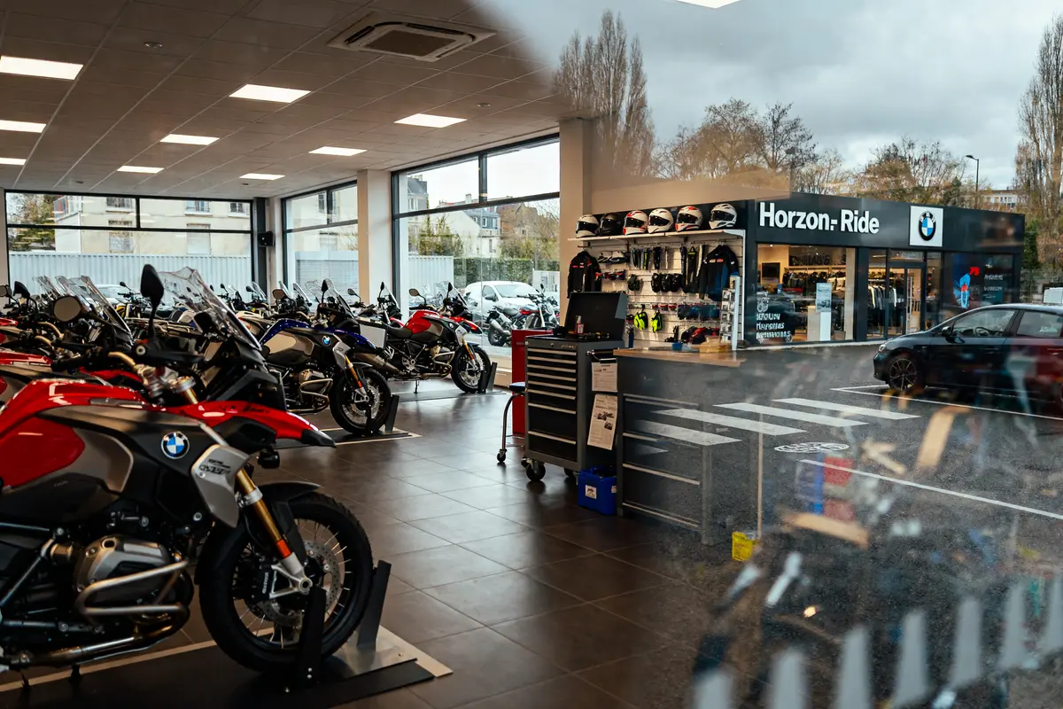 Motocycles BMW exposés dans le showroom Horizon Ride à la porte d'Asnières