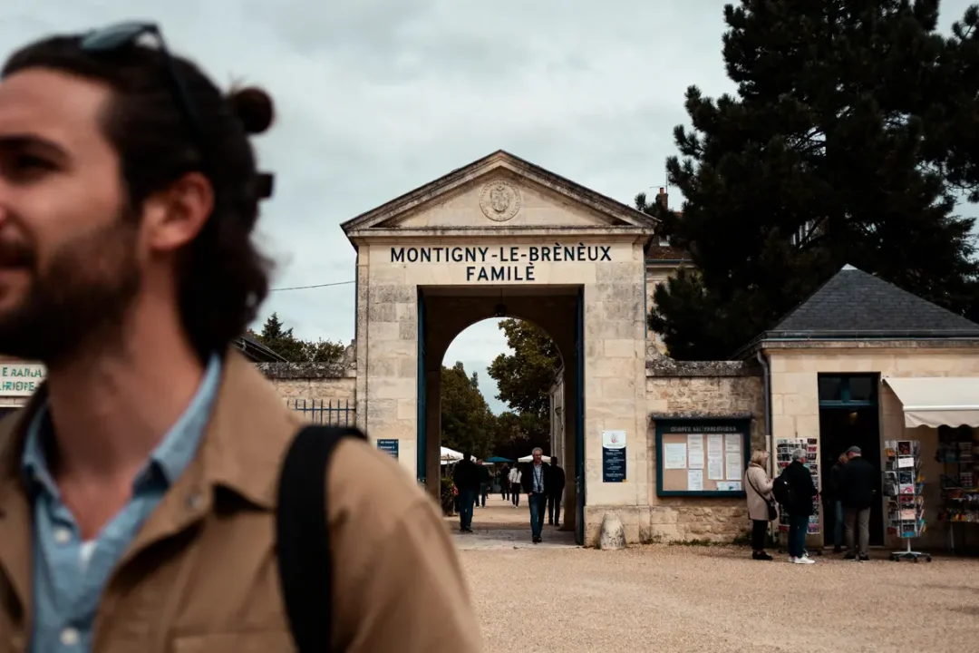 Entrée du portail des familles à Montigny-le-Bretonneux avec passants et kiosque à brochures