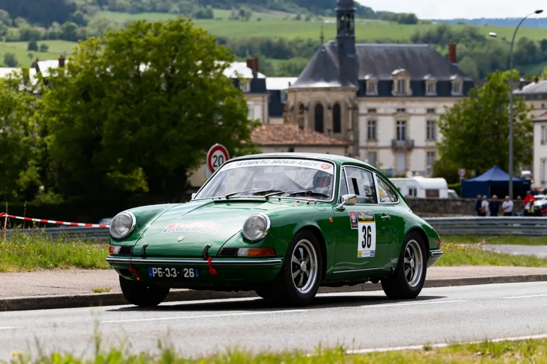 Voiture classique verte lors de la course de la tour auto à Clermont-Ferrand